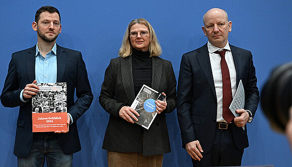 In der Bundespressekonferenz (von links): Dominik Schumacher vom Bundesverband Mobile Beratung, Oliver Decker, Professor für Sozialpsychologe und Leiter des Else-Frenkel-Brunswik-Instituts für Demokratieforschung, und Sylvia Spehr vom Bündnis „Nordhausen zusammen“ in Thüringen.