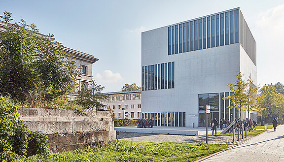 Man sieht das Gebäude des NS-Dokuzentrums in München von außen.