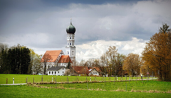 Symbolbild Kirche Symbolbild einer Kirche in einer ländlichen Umgebung.