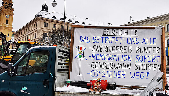 Landwirtschaft protestiert gegen Regierungspolitik Transparent gegen die Politik der Ampel-Bundesregierung auf einer Protestveranstaltung Anfang 2024 in München.