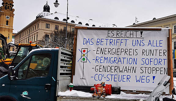 Transparent gegen die Politik der Ampel-Bundesregierung auf der Protestveranstaltung in München.