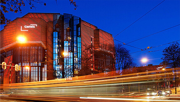 Das Bild zeigt das Gasteig-Gebäude am Rosenheimer Platz in München. Das Bild ist eine Aufnahme, die in der Nacht gemacht wurde.