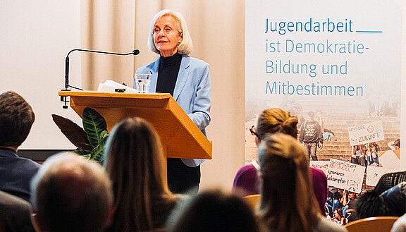 „Demokratie in Gefahr?“: Ursula Münch, Direktorin der Akademie für Politische Bildung in Tutzing, bei ihrem Impulsvortrag.
