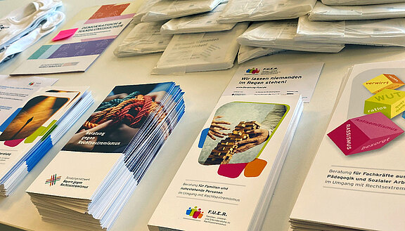 Impressionen vom Fachtag „Jung, radikal, gefährdet?“ Impressionen vom Fachtag „Jung, radikal, gefährdet?“: Der Infostand von F.U.E.R. im Foyer.