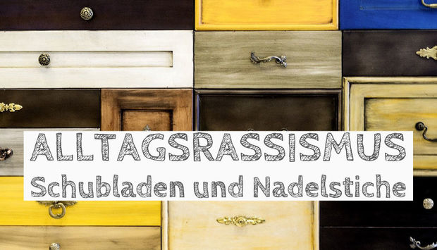 Ein Biöd mit bunten Holzschubladen im Hintergrund. Davor in gemalter Schrift der Veranstaltungstitel: Alltagsrassismus: Schubladen und Nadelstiche. 