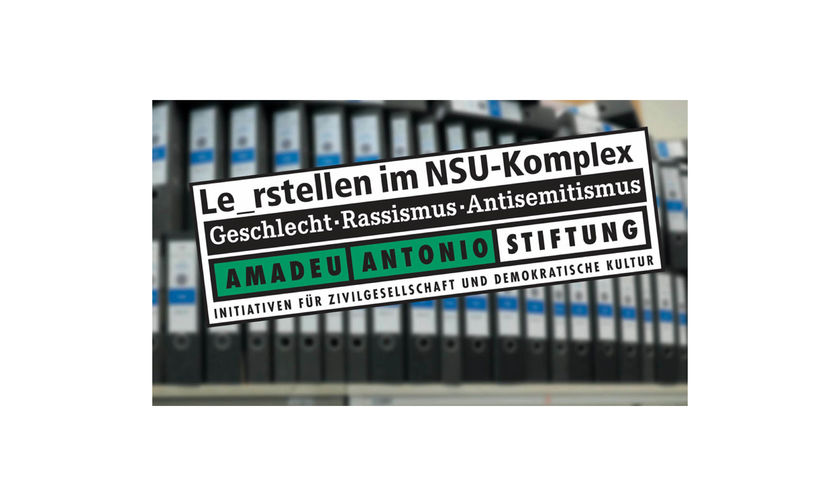 Ein Regal mit Aktenordnern im Hintergrund. Davor in einem weißen Quadrat der Schriftzug: Le_rstellen im NSU Komplex, Geschlecht - Rassismus - Antisemitismus. Darunter das grün/weiße Logo der Amadeu Antonio Stiftung. Darunter der Schriftzug: Initiativen für Zivilgesellschaft und demokratische Kultur.