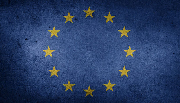 Eine düstere Version der Europaflagge. Ein Kreis aus gelben Sternen auf blauem Hintergrund.