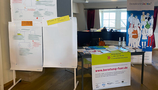Infostand der Familien-, Umfeld- und Elternberatung zu Rechtsextremismus (F.U.E.R.) auf einer Fachtagung der Bundeskonferenz für Erziehungsberatung (bke) im März 2025 in Nürnberg.