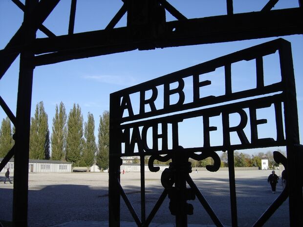 Das Tor der KZ-Gedenkstätte Dachau mit der Inschrift „Arbeit macht frei“.