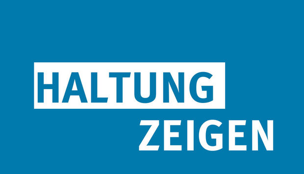 Aub blauem Hintergrund stehen die Worte Haltung zeigen in Großbuchstaben.