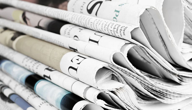 Ein Zeitungsstapel von Ausgaben der Süddeutschen Zeitung