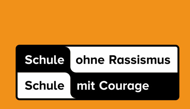 Das Bild zeigt den Spruch "Schule ohne Rassismus, Schule mit Courage" auf orangenem Hintergrund. Der Schriftzug ist auf einem Viereck, welches zwei Felder mit schwarzem und zwei Felder mit weißem Hintergrund, die Schrift jeweil in der anderen Farbe.