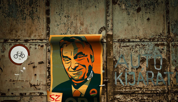 Eine Hauswand mit einem Plakat mit Viktor Orban im Obama Style.