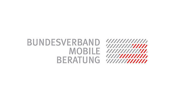 Auf weißem Hintergrund das Logo des Bundesverbans Mobile Beratung, im Bild Links der Schriftzug Bundesverband Mobile Beratung.