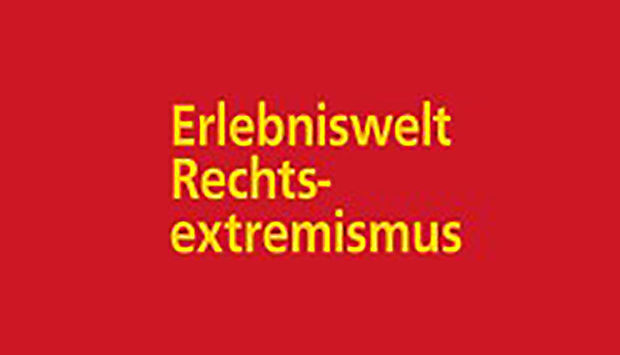 Rotes Rechteck mit gelber Aufschrift "Erlebniswelt Rechtsextremismus".