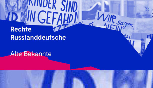 Im Hintergrund sind Demonstranten mit Transparenten zu sehen. Auf der Linken Seite steht folgernder Text: Rechte Russlanddeutsche. Alte Bekannte