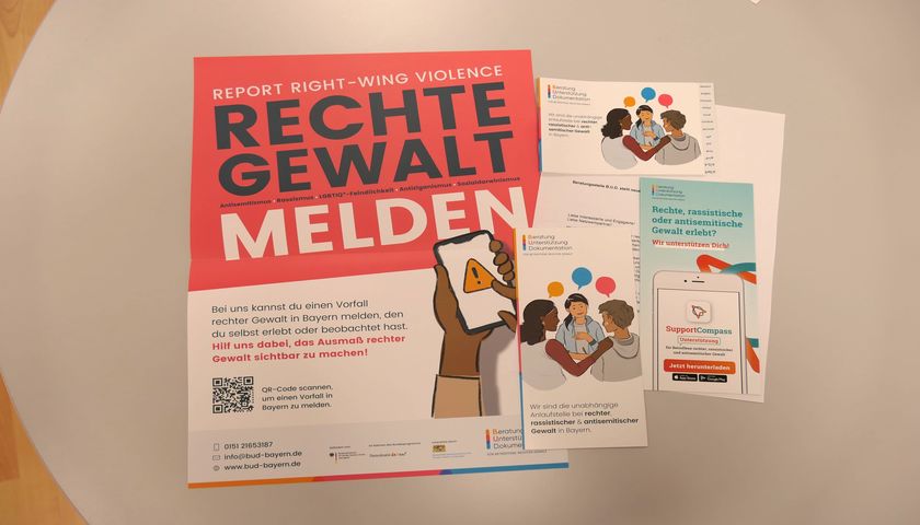 Kampagnenplakat „Rechte Gewalt melden“, Flyer und weiteres Infomaterial von B.U.D..