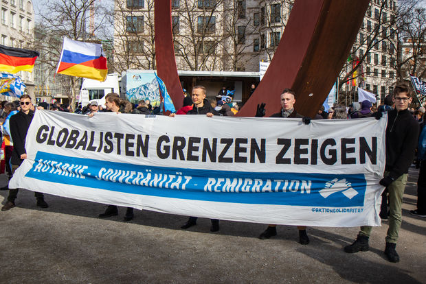 Enge Verbindungen: Aktivisten der Identitären Bewegung tragen gemeinsam mit Burschenschaftern und Vorständen der bayerischen AfD-Jugendorganisation ein Banner. 