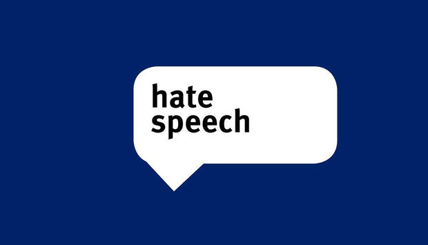 Abgebildet ist eine weiße Sprechblase auf dunkelblauem Grund mit der Aufschrift hate speech.