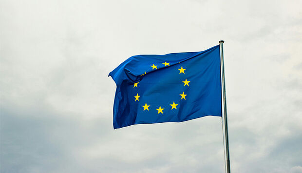 Eine im Wind wehende EU-Flagge. 