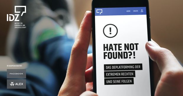 Aus dem Blickwinkel eines Handynutzers, der das Smartphone in der Hand hat sieht man den Bildschirm mit folgendem Inhalt: HATE NOT FOUND?! Das Deplattforming der extremen Rechten und seine Folgen.