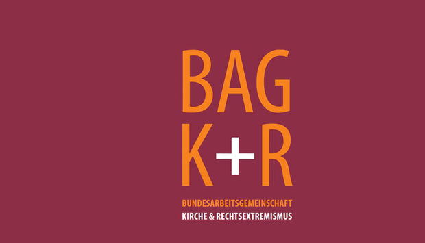 Auf weinrotem hintergrund ist das Logo der Bundesarbeitsgemeinschaft Kirche & Rechtsextremismus.