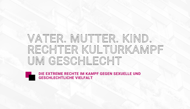 Im Hintergrund ist eine schwarz-weiße Fassade einer Hauswand mit unzähligen Balkonen als Lebensort für viele Familien. Im Vordergrund der Veranstaltungstitel: Vater. Mutter. Kind. Rechter Kulturkampf um Geschlecht. Die extreme Rechte im Kampf gegen sexuelle und geschlechtliche Vielfalt.