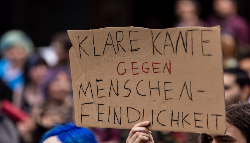„Klare Kante gegen Menschenfeindlichkeit“: Schild auf einer Demonstration in der Nahaufnahme. 