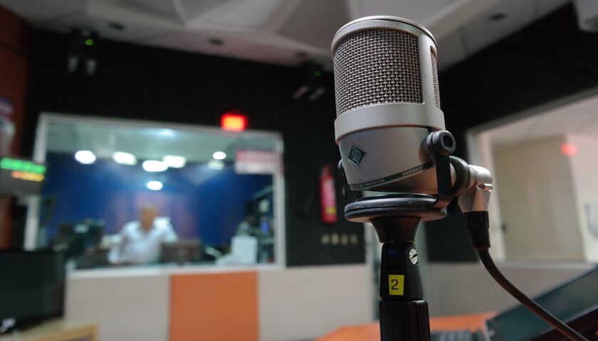 Das Bild zeigt ein Mikrofon in einem Aufnahmestudio. 