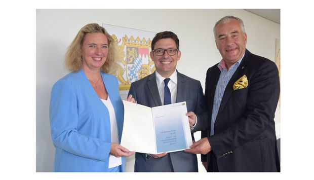 Das Foto zeigt Bayerns Sozialministerin Kerstin Schreyer und den Antisemitismus-beauftragten der Bayerischen Staatsregierung Dr. Ludwig Spaenle bei der Über-gabe des Bewilligungsbescheids an Matthias Fack, Präsident des Bayerischen Ju-gendrings (BJR).