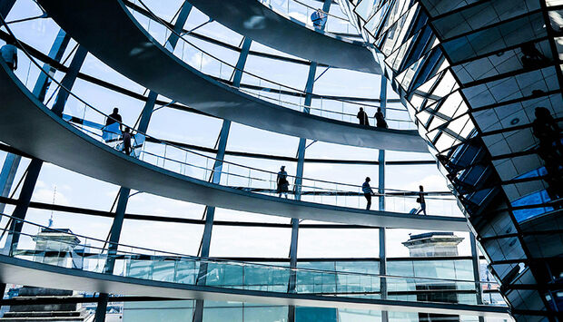 Das Innere der Kuppel des Reichstagsgebäudes in Berlin- 