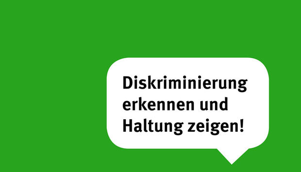 eine Sprechblase auf grünem Hintergrund mit dem Text: Diskriminierung erkennen und Haltung zeigen