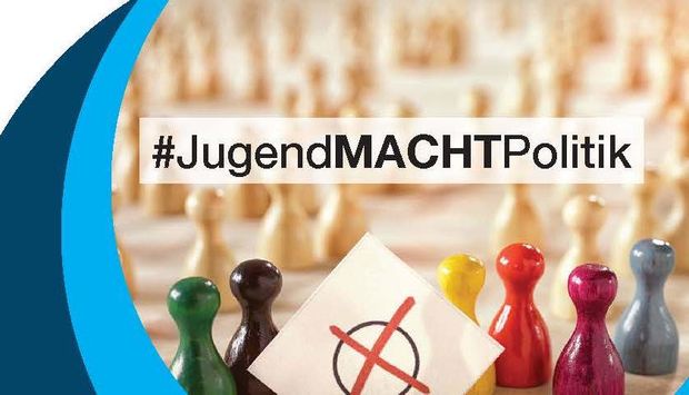 Im Hintergund sind Spielfiguren aus Holz. Im Vordergrund ist ein Wahlzettel mit rotem Kreuz. Zudem ein Schriftzug #jugendmachtpolitik.