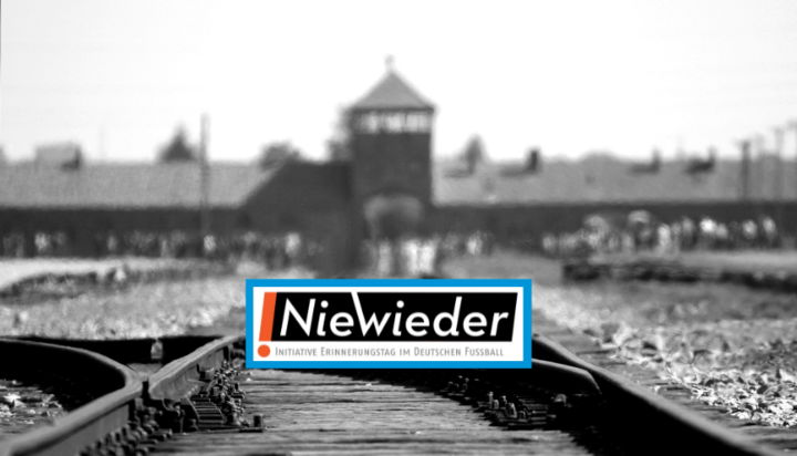 Ein Bild der Bahnstrecke mit Blick Richtung dem KZ Auschwitz. In das Bild montiert ist das Logo der Initiative Erinnerungstag im deutschen Fußball: Nie wieder! 