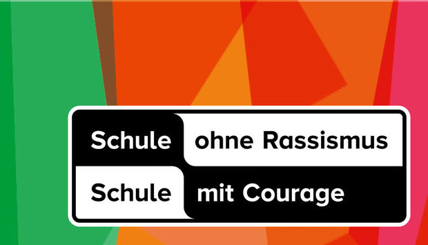 Das Logo des Netzwerks "Schule ohne Rassismus - Schule mit Courage" auf einem bunten Hintergrund.