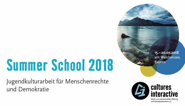 rechts unten das Logo von Culutures interaktive und mitten im Bild der blaue Schriftzug: Summer School 2018. Darunter der Text: Jugendkulturarbeit für Menschenrechte und Demokratie