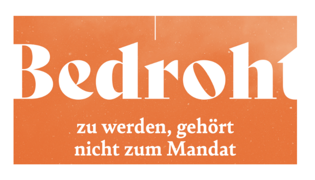 Ein Auschnitt aus dem orangen Titelbild mit weißer Schrift der Publikation: Bedroht zu werden gehört nicht zum Mandat – Ein Ratgeber zum Umgang mit rechten Bedrohungen und Angriffen für Kommunalpolitiker*innen und Kommunalverwaltung