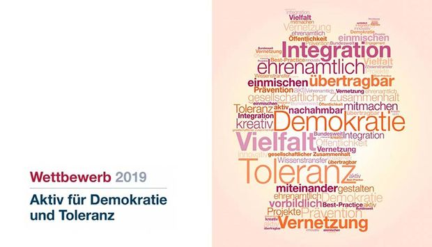 Wettbewerb für Demokratie und Toleranz steht neben einer Wortwolke in Deutschlandform, u.a. mit der Wörtern: Integration, Toleranz, Vielfalt, Vernetzung