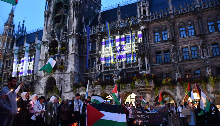 Pro-Palästina-Kundgebung vor dem mit der israelischen Flagge angestrahlten Münchner Rathaus. 