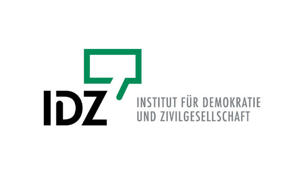 Das Logo des Institut für Demokartie und Zivilgesellschaft. In Großen Buchstaben IDZ ist eine grüne, eckige Sprechblase.