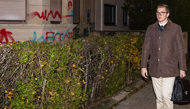 Der AfD-Landtagsabgeordnete und Burschenschafter Daniel Halemba auf dem Weg ins Haus der Frankonia Erlangen.