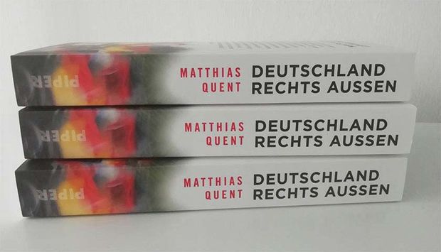 Drei Bücher "Deutschland rechts aßen" leigen aufeinander. 
