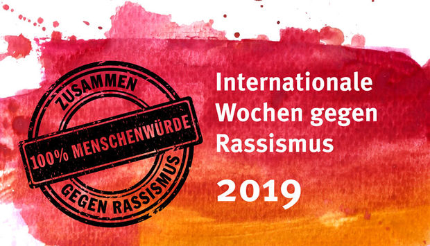 Das Logo der Internationalen Wochen gegen Rassismus auf roten Wasserfarbenflecken. Die Wochen finden vom 7.-24.März 2019 statt.