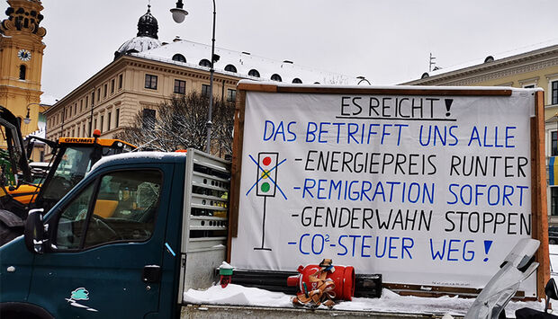 Transparent gegen die Politik der Ampel-Bundesregierung auf der Protestveranstaltung in München. 