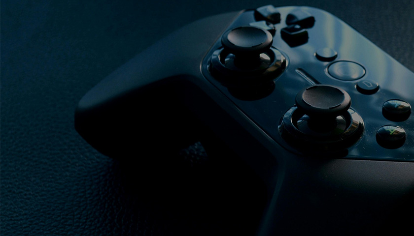 Ein schwarzer Controller für Videospiele. 