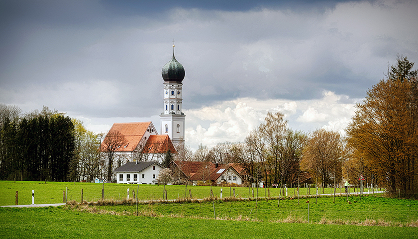 Symbolbild Kirche Symbolbild einer Kirche in einer ländlichen Umgebung.