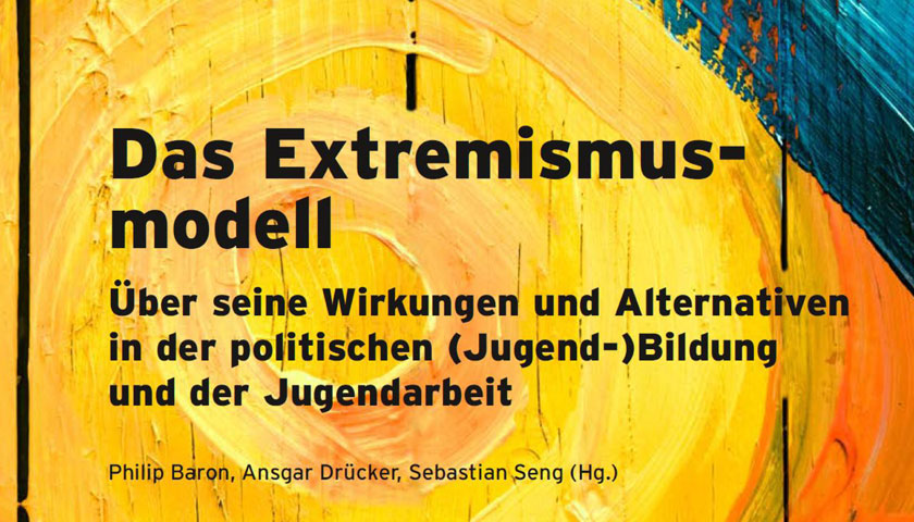 Ein gelber Strudel im Hintergrund. Im Vordergrund steht der Buchtitel geschrieben:Das Extremismusmodell - Über seine Wirkungen und Alternativen in der politischen (Jugend-)Bildung und der Jugendarbeit
