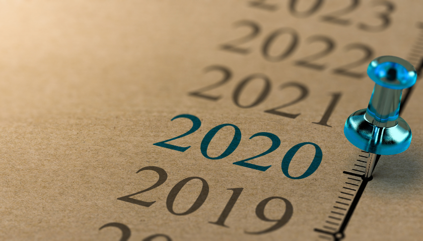 Auf einem braunen Papier ist eine Timeline mit den Jahreszahlen von 2019 bis 2023 abgedruckt. Das Jahr 2020 ist blau markiert und eine blaue Pinnnadel steckt im Papier, dem Jahr als der Anschlag in Hanau begangen wurde. 