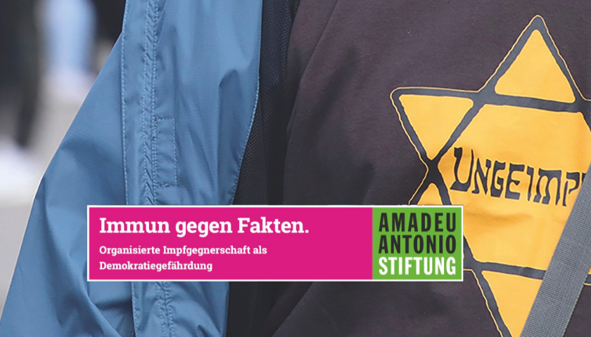 Eine Nahaufnahme von einem Menschen in einem T-Shirt mit dem Aufdruck "Ungeimpft" auf einem gelben Davidstern. Es ist das Cover der Publikation der Amadeu Antonio Stiftung mit dem Titel: Immun gegen Fakten. Organisierte Impfgegnerschaft als Demokratiegefährdung.