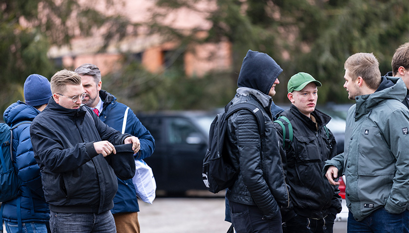 Eine Gruppe aus mehreren Personen vor dem Eingang des AfD-Parteitags am 13. Januar 2024 in Greding.